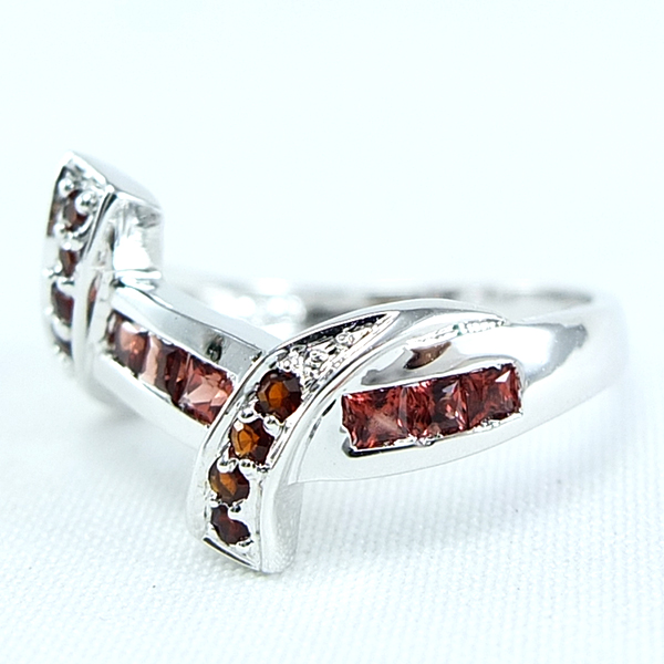 แหวนเงินแท้ราคาถูกชุบทองคำขาว พลอยแท้โกเมนเม็ดกลาง 0.675 กะรัต เม็ดข้าง 0.13 กะรัต งานประณีตสวยงาม สั่งผลิตค่ะ