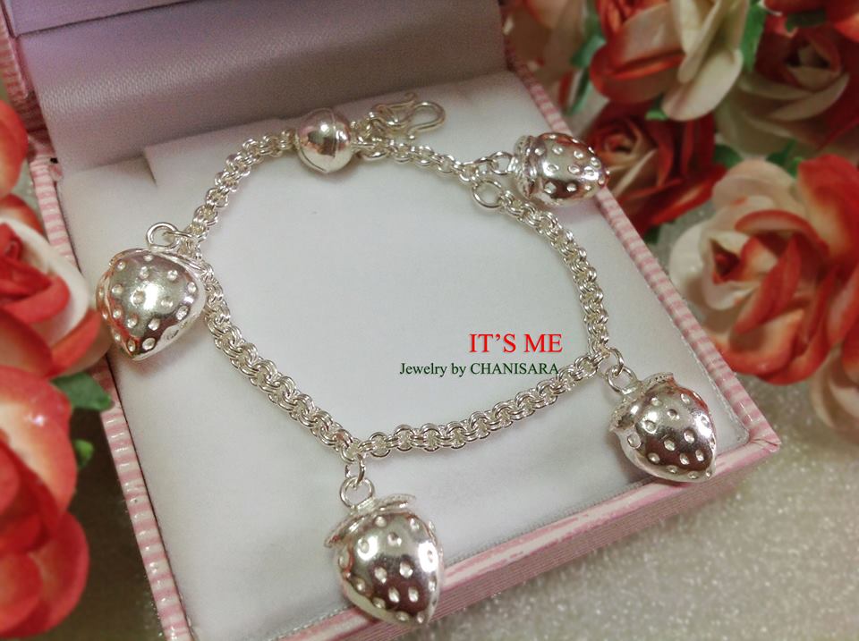 สร้อยข้อมือเงินแท้สำหรับเด็ก ห้อยสตอเบอรี่ 4 ชิ้น