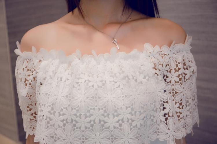 เสื้อแฟชั่นแขนกุด เปิดไหล่แต่งผ้าลูกไม้สวยหวาน สไตล์เกาหลี รหัส 1561