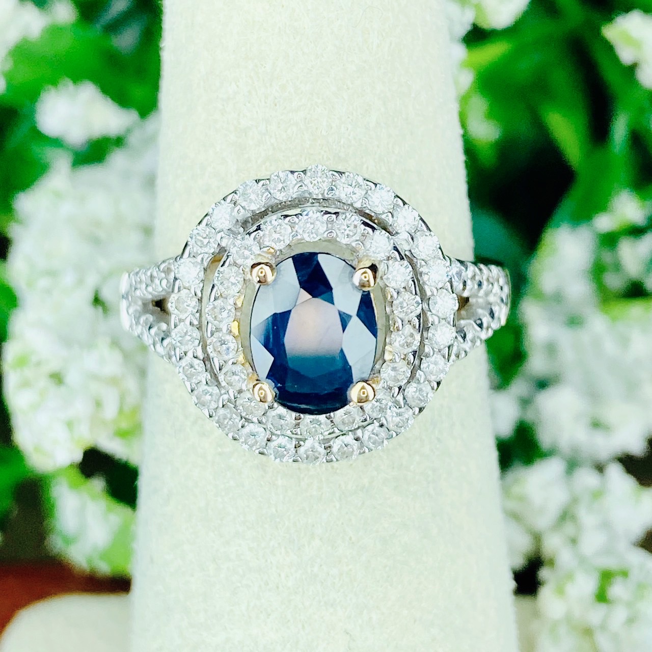 Natural Blue Sapphire พลอยไพลินสยาม สีน้ำเงิน สะอาด ไฟดี ไพลินสยามธรรมชาติ ล้อมเพชรรอบสองชั้น ประดับเพชรบ่าด้านข้าง ตัวเรือนทอง