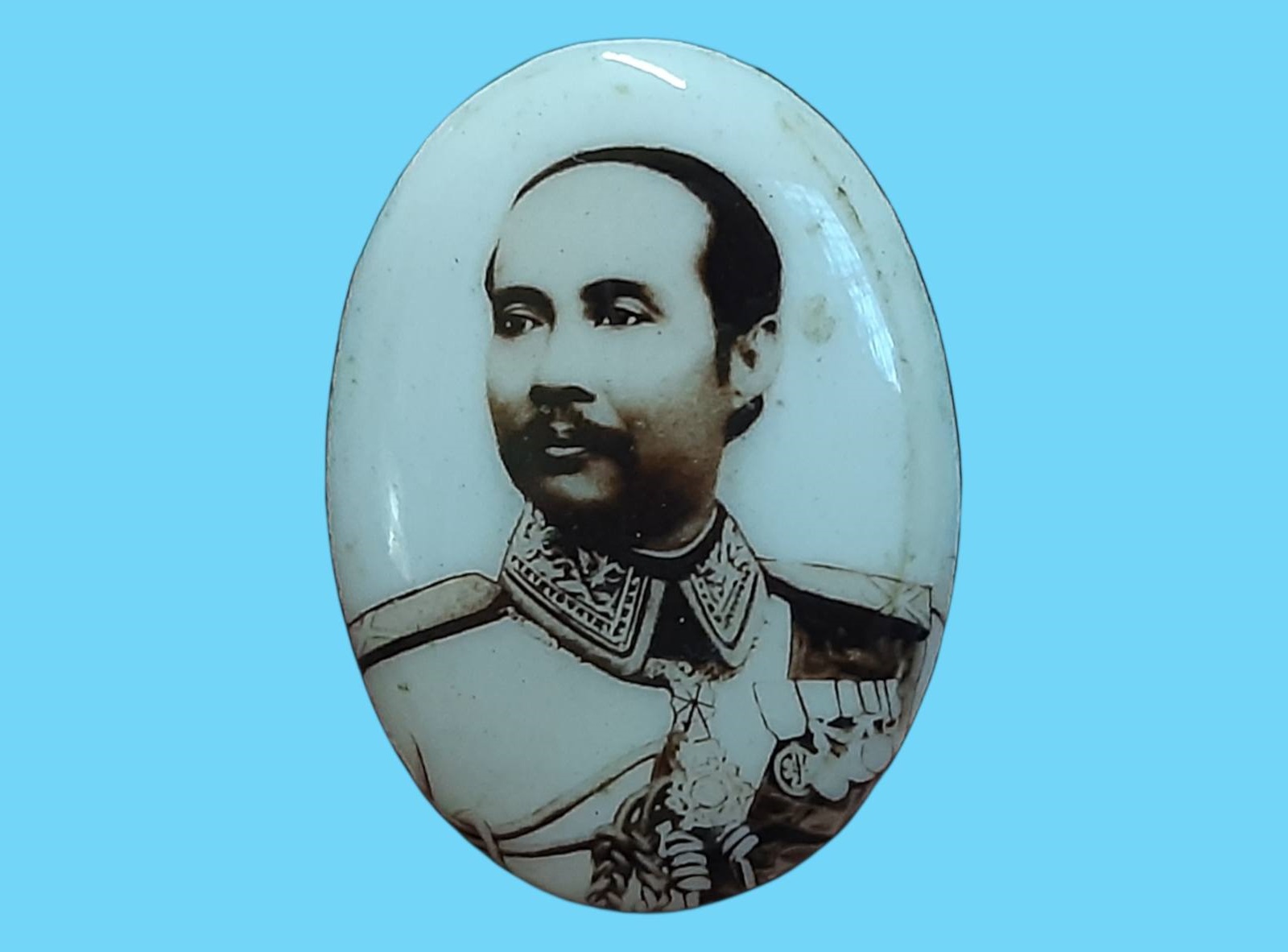 ล็อคเก็ต รัชกาลที่ 5 ภาพสี สวยตามภาพ ขนาดกลาง กว้าง 2.2 cm สูง 2.8 cm