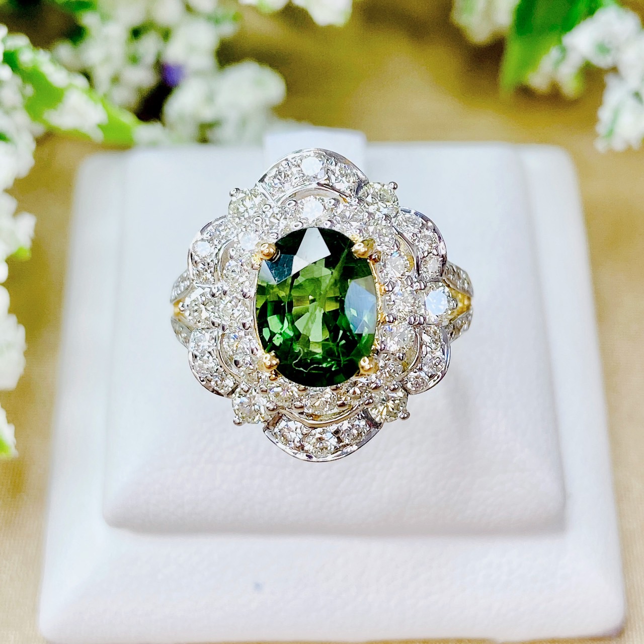แหวนพลอยเขียวส่องประดับเพชร (Design Cocktail Ring) เขียวส่องเม็ดมาใหม่ สีสวยเหลี่ยมเล่นไฟ เจียระไนแบบเหลี่ยมเพชรรูปไข่ (Oval Shape) ล้อมเพชรสวย ไฟเต็มทุกเม็ด