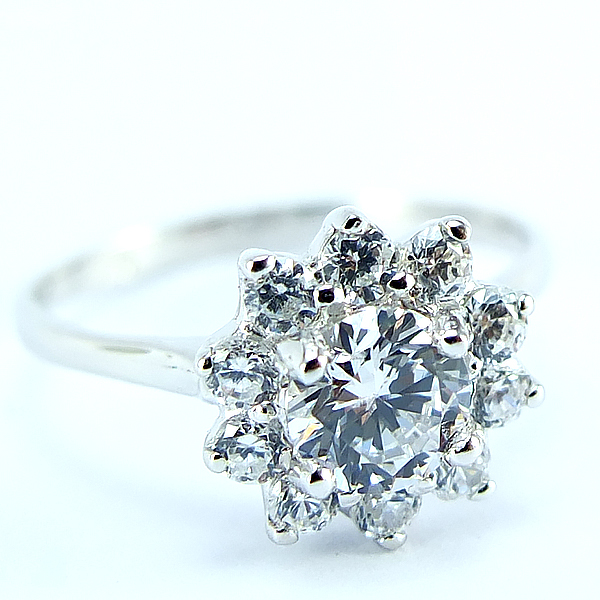 แหวนเงินแท้ราคาถูกชุบทองคำขาว เพชรCZเม็ดกลาง 0.50 กะรัต เพชรCZเม็ดข้าง 0.20 กะรัต งานประณีตสวยงาม สั่งผลิตค่ะ