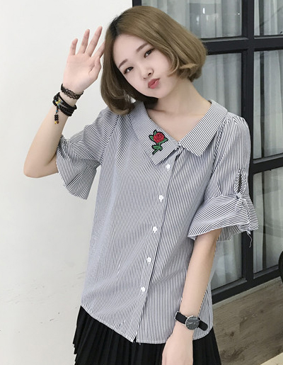 เสื้อแฟชั่นคอปกเฉียงแขนผูกโบว์ปักดอกกุหลาบสีแดงสุดน่ารักสไตล์เกาหลี รหัส 1626-สีดำ