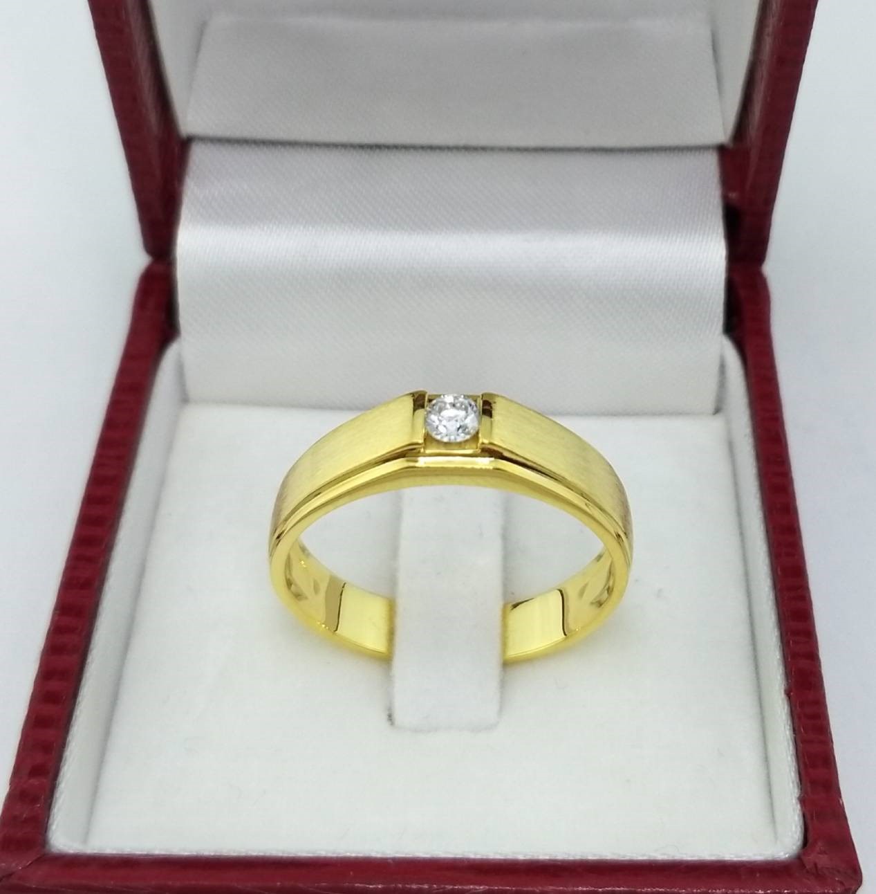 สั่งผลิตเพชรเบลเยี่ยมคัท แหวนแต่งงาน แหวนหมั้น ใส่เที่ยว ออกงาน แหวนทองคำ 18K เพชรแท้ 0.13 กะรัต 4.77 กรัม น้ำ 99 ราคาถูกมาก มีใบรับประกันค่ะ