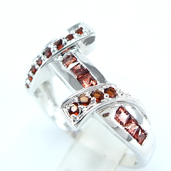 แหวนเงินแท้ราคาถูกชุบทองคำขาว พลอยแท้โกเมนเม็ดกลาง 0.675 กะรัต เม็ดข้าง 0.13 กะรัต งานประณีตสวยงาม สั่งผลิตค่ะ