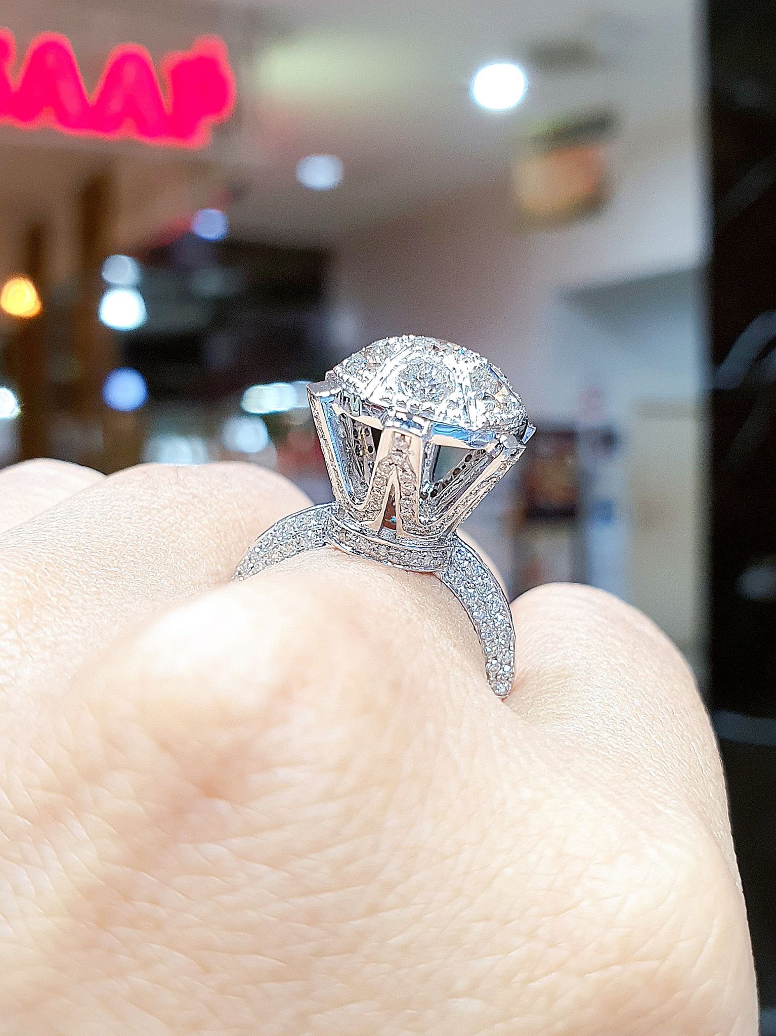 พร้อมส่งและสั่งผลิตแหวนเพชรแท้ชูหรูหราสง่างาม โดดเด่นไม่ซ้ำใครแน่นอน โชว์เพชรกลาง แหวนแต่งงาน แหวนหมั้น ใส่เที่ยว ออกงาน แหวนทองคำ 18K เพชรเบลเยี่ยมแท้ 2.32 กะรัต 165 เม็ด ราคาถูกมาก ส่งฟรี