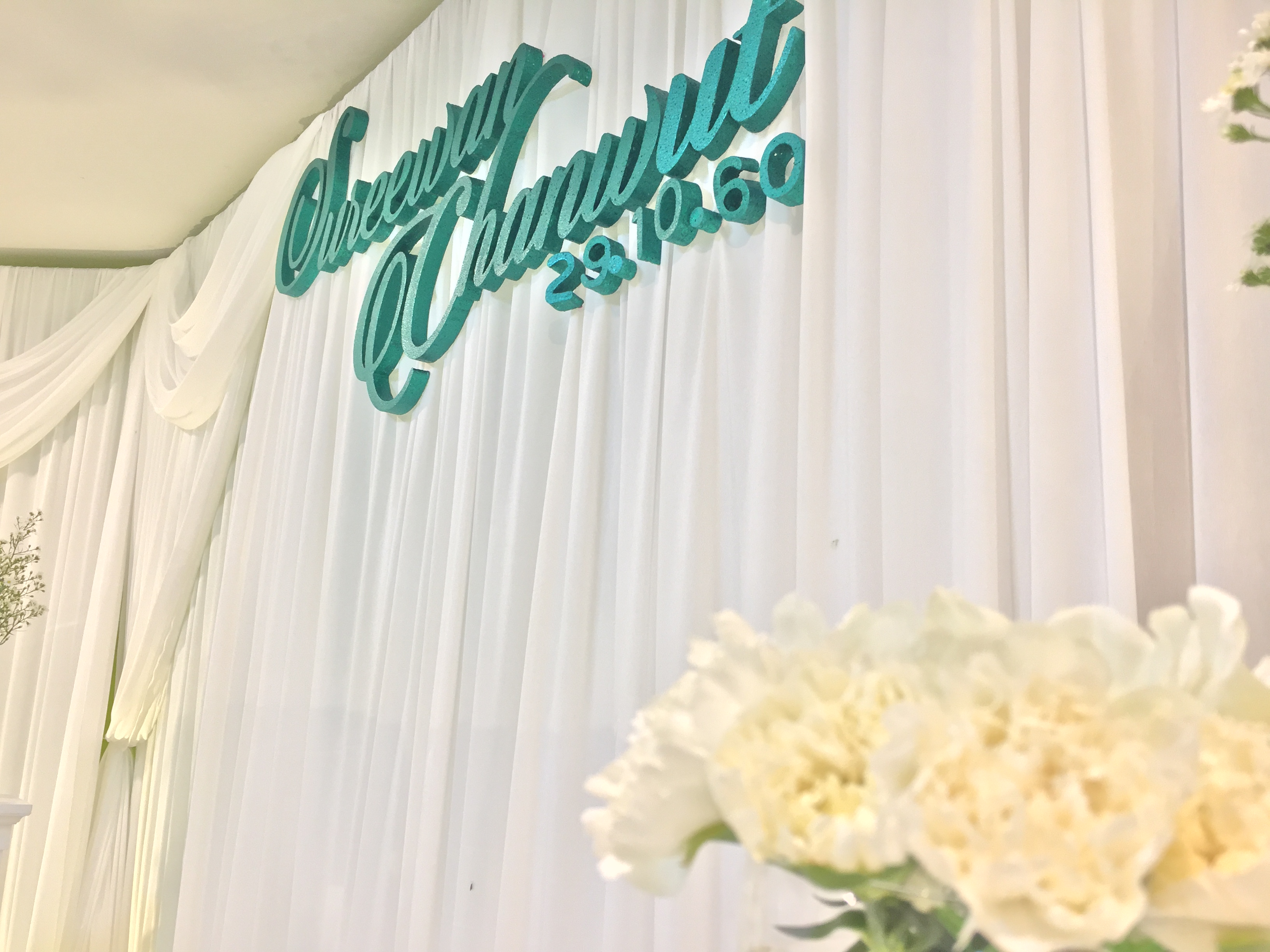 สถานที่หลั่งน้ำสังข์,แบคดรอปหลั่งน้ำสังข์ โทนขาวเขียว