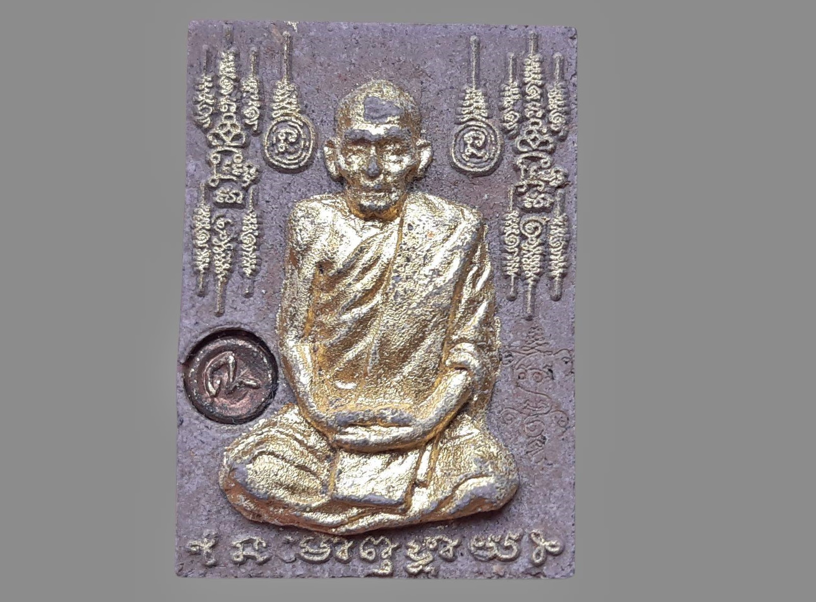 พระผงรูปเหมือน หลวงปู่กาหลง เนื้อว่านผสมผลกรุเก่า วัดเขาแหลม จ.สระแก้ว แจกงานกฐิน 2551 ผสมมวลสารผงกรุเก่าปี 2500 เป็นพระผงเนื้อว่านหลวงปู่ ตอกโค๊ด สวยงามมากครับ ฝังตะกรุด