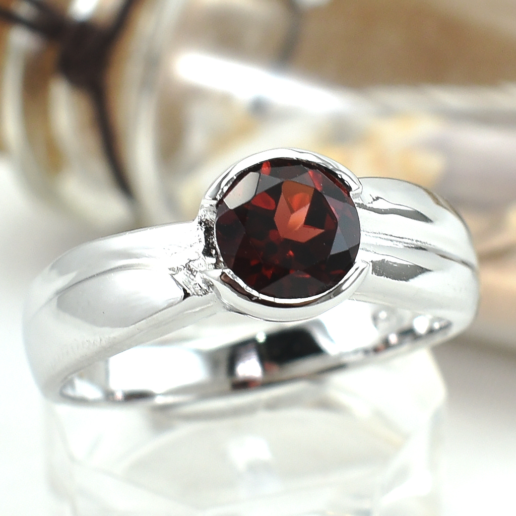 แหวนเงินแท้ราคาถูกชุบทองคำขาว โกเมนแท้ 1.20 กะรัต งานประณีตสวยงาม สั่งผลิตค่ะ