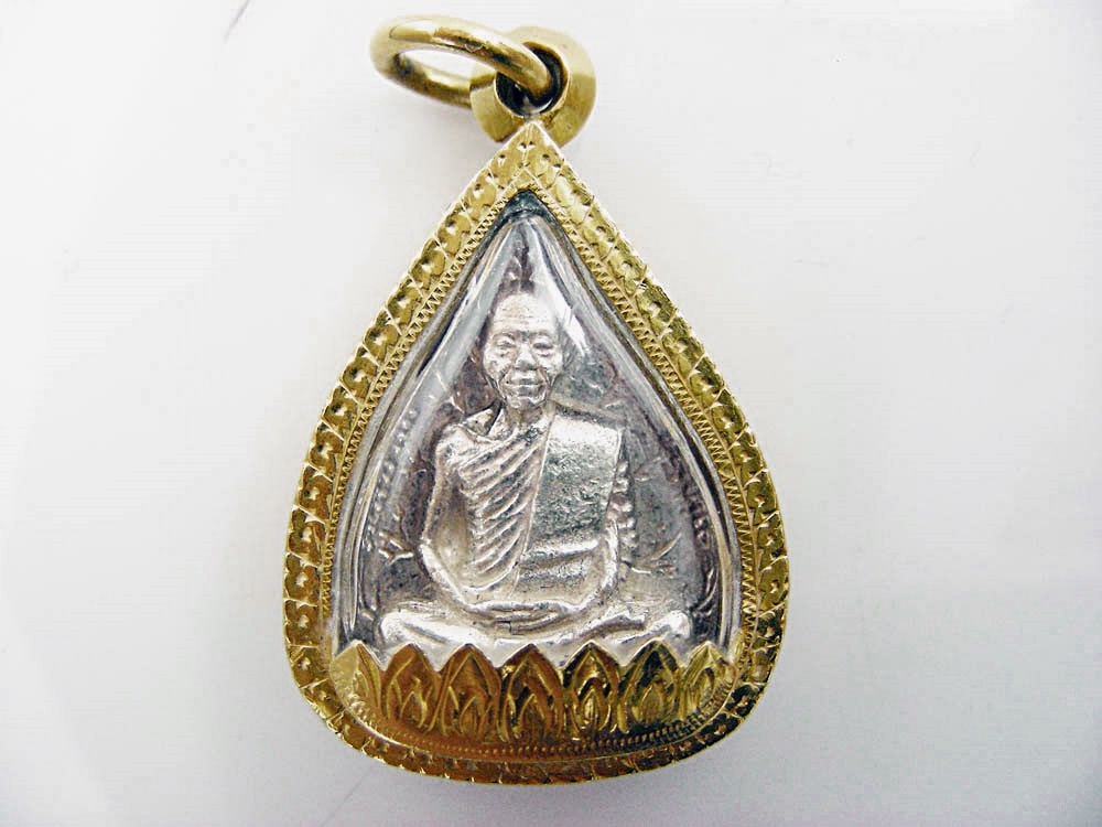 รูปเหมือนใบโพธิ์ หลวงพ่อคูณ ปริสุทโธ วัดบ้านไร่ จ.นครราชสีมา เลี่ยมทองคำ