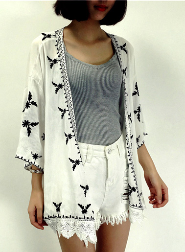 เสื้อคลุมแฟชั่นสไตล์โบฮีเมี่ยน ปักลายใบไม้ทรงหน้ายาวหลังสั้น รหัส 1386-ลายสีดำ
