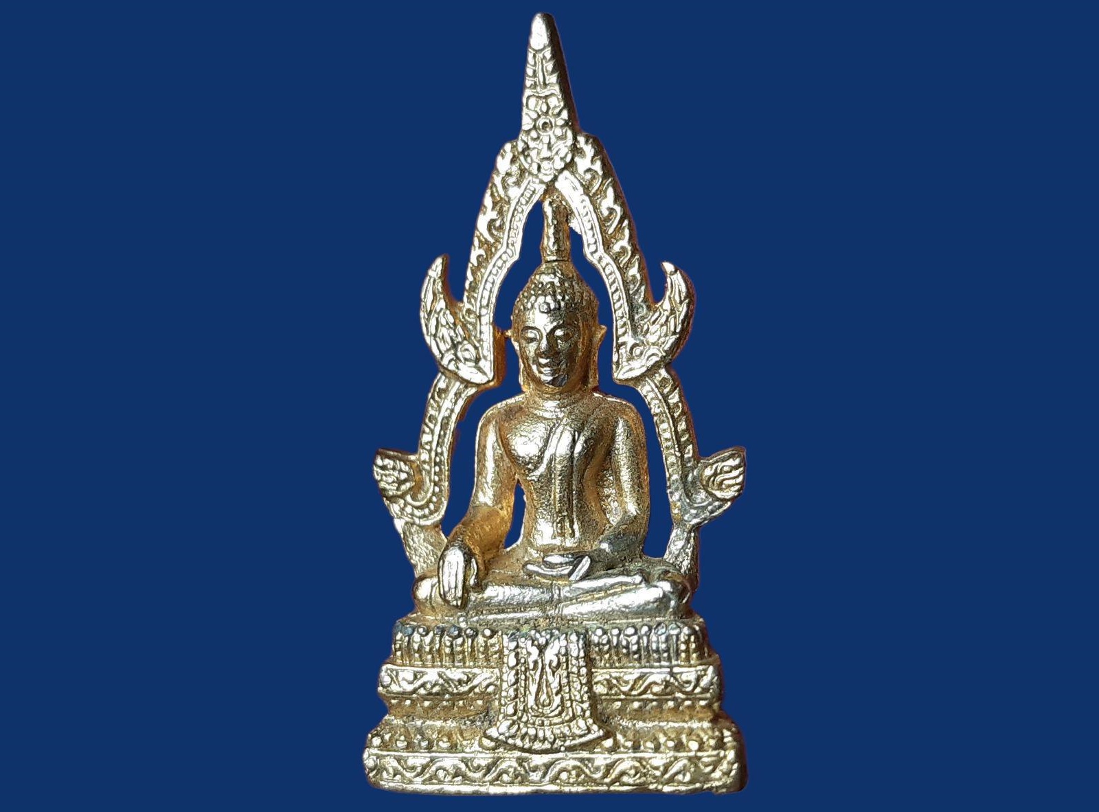 รูปเหมือนหล่อ สมเด็จองค์ปฐม วัดโขงขาว จ.เชียงใหม่ หลวงพ่อฤาษีลิงดำ วัดท่าซุง ปี 2521 เนื้อตะกั่วชุบทอง สร้างจำนวน 3,000 องค์ ขนาด 1.7 x 3.7 cm.