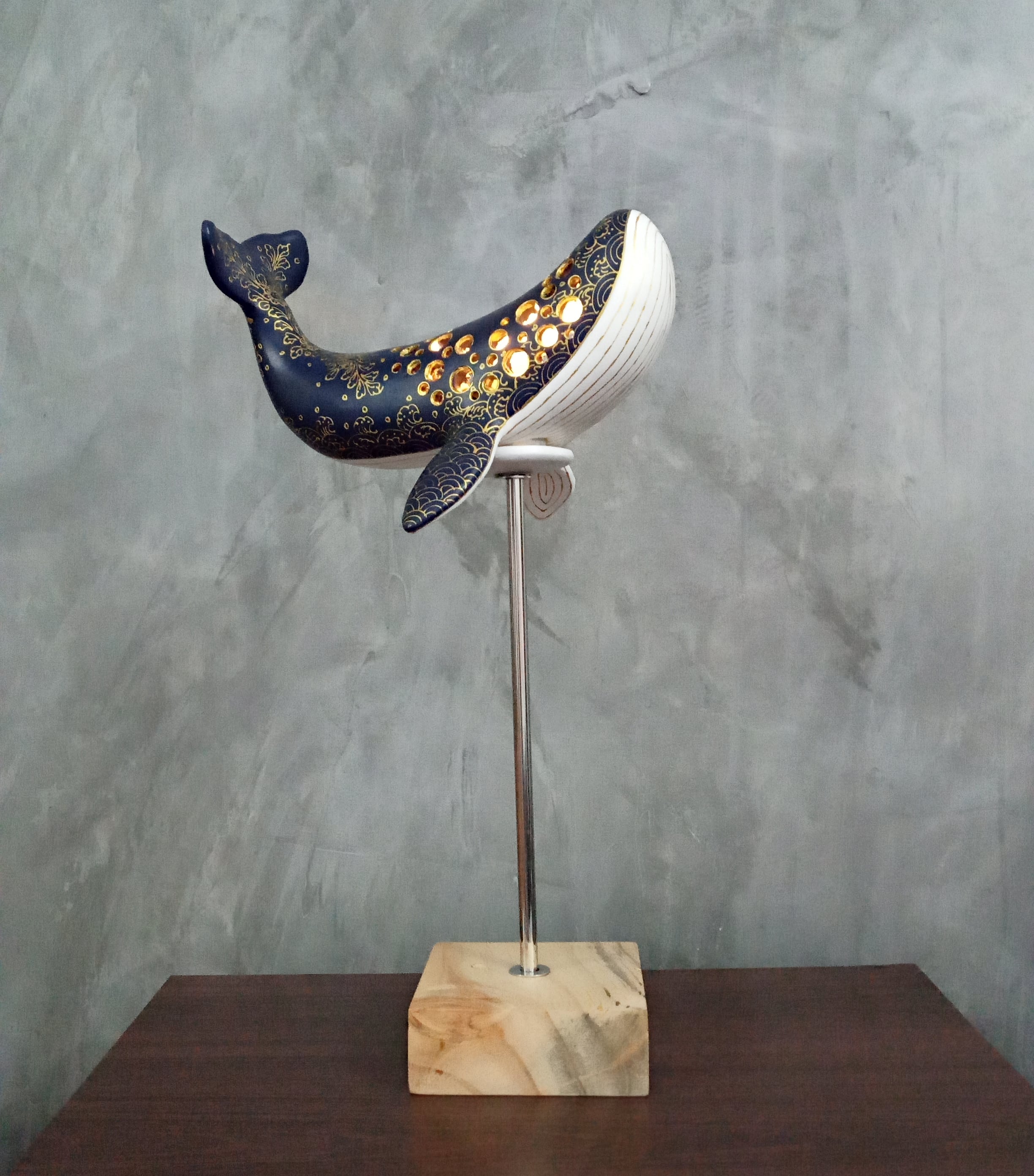 โคมไฟบรูด้า LED แบบมีฐานไม้เหลี่ยมทรงสูง