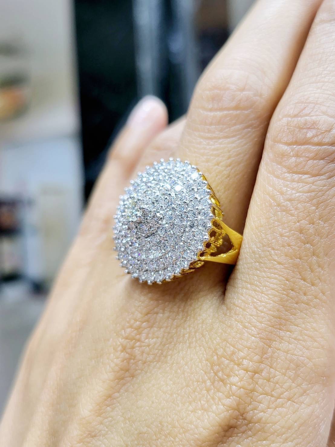 พร้อมส่งและสั่งผลิตแหวนเพชรแท้กระจุกหน้ากว้าง เซ็ทติ้งสวยหรูใส่เต็มๆเลิศหรูอลังการ แหวนแต่งงาน แหวนหมั้น ใส่เที่ยว ออกงาน แหวนทองคำ 18K เพชรเบลเยี่ยมแท้ 3.96 กะรัต 112 เม็ด ราคาถูกมาก ส่งฟรี