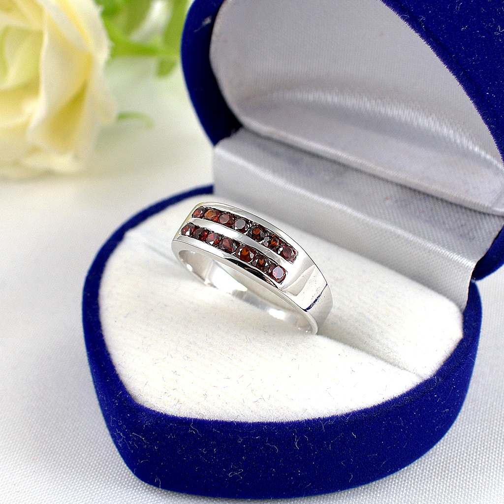 แหวนเงินแท้ราคาถูกชุบทองคำขาว โกเมนแท้ 0.70 กะรัต งานประณีตสวยงาม สั่งผลิตค่ะ