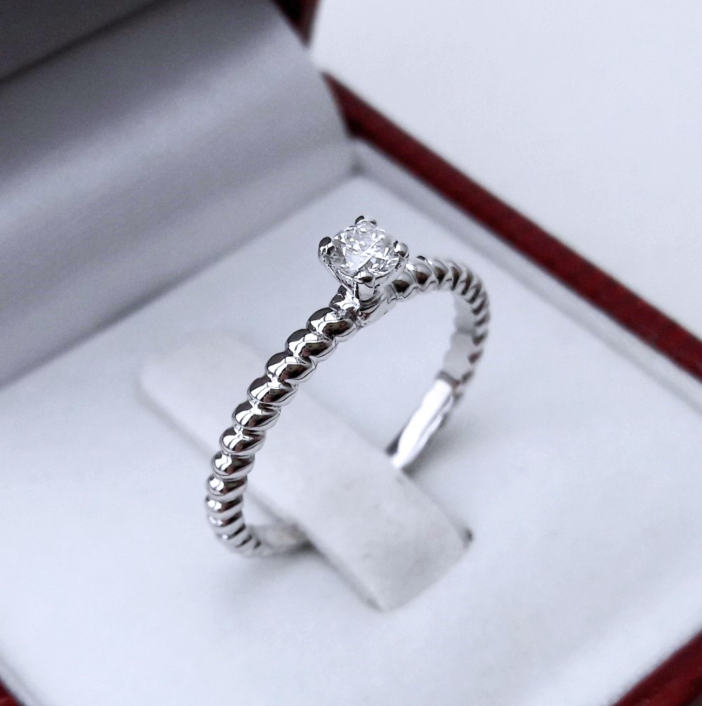 สั่งผลิตเพชรเบลเยี่ยมคัท แหวนแต่งงาน แหวนหมั้น ใส่เที่ยว ออกงาน แหวนทองคำ 18K เพชรแท้ 0.15 กะรัต 1.89 กรัม น้ำ 99 ราคาถูกมาก มีใบรับประกันค่ะ