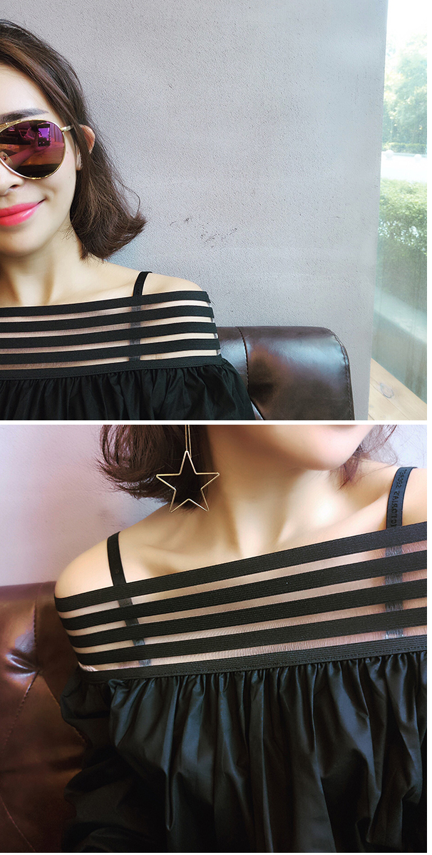 เสื้อแฟชั่นคอกว้างยึดรัดช่วงไหล่ ตามแบบ ใส่เที่ยวเก๋ๆ ปาร์ตี้ก็ได้ ใส่แมทกับกระโปรงยีนส์ ขาสั้น ขายาวก็สวย น่ารัก สไตล์เกาหลี