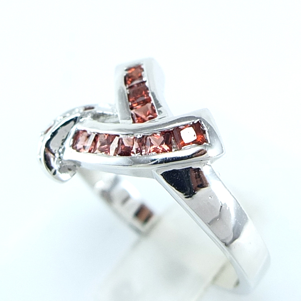 แหวนเงินแท้ราคาถูกชุบทองคำขาว พลอยแท้โกเมนเม็ดกลาง 0.60 กะรัต เม็ดข้าง 0.056 กะรัต งานประณีตสวยงาม สั่งผลิตค่ะ