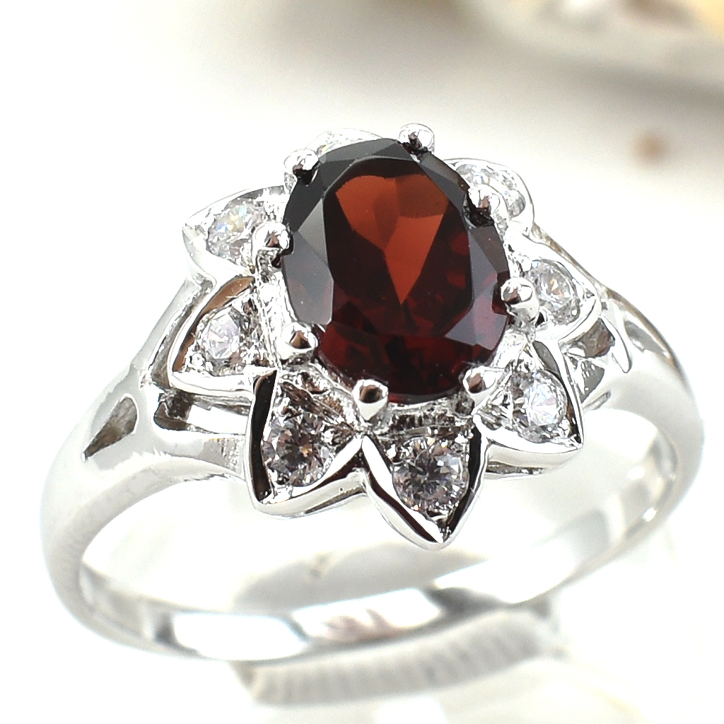 แหวนเงินแท้ราคาถูกชุบทองคำขาว พลอยแท้โกเมน 1.65 กะรัต เพชรCZ 0.24 กะรัต งานประณีตสวยงาม สั่งผลิตค่ะ