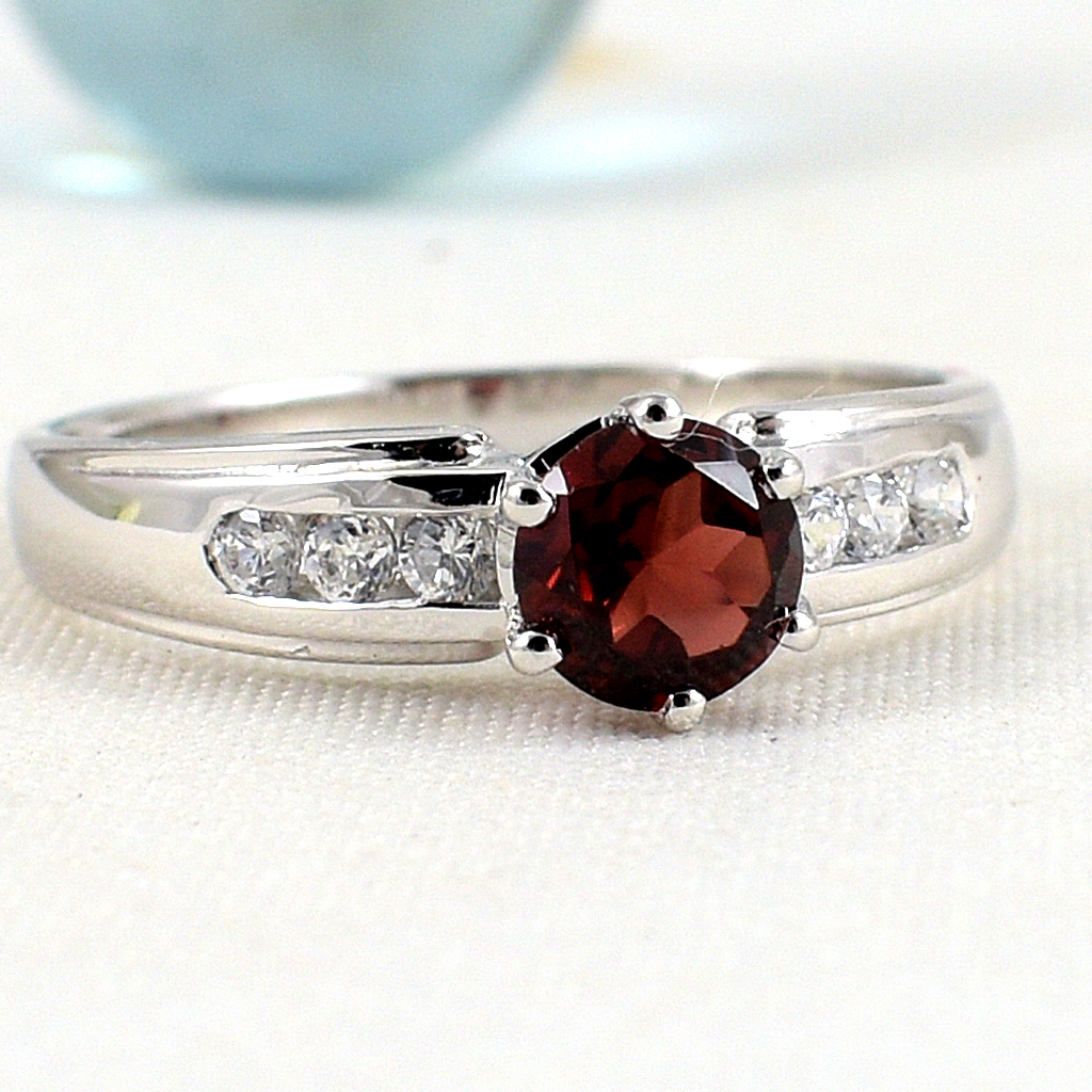 แหวนเงินแท้ราคาถูกชุบทองคำขาว พลอยแท้โกเมน 0.65 กะรัต เพชรCZ 0.15 กะรัต งานประณีตสวยงาม สั่งผลิตค่ะ