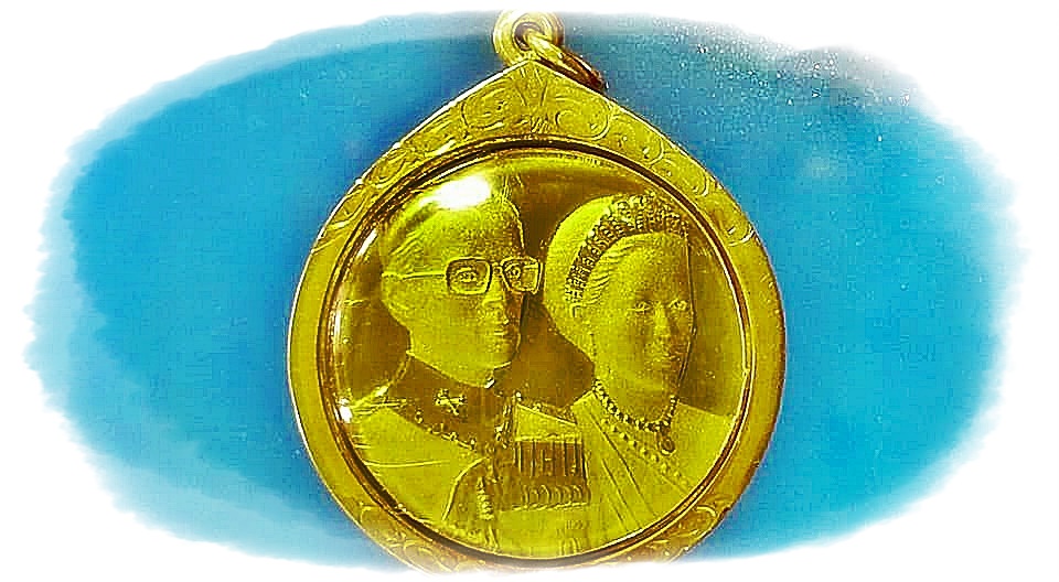 เหรียญ พระราชทาน รัชกาลที่ 9 สมเด็จพระนางเจ้า สิริกิติ์ พระบรมราชินีนาถ เลี่ยมทอง
