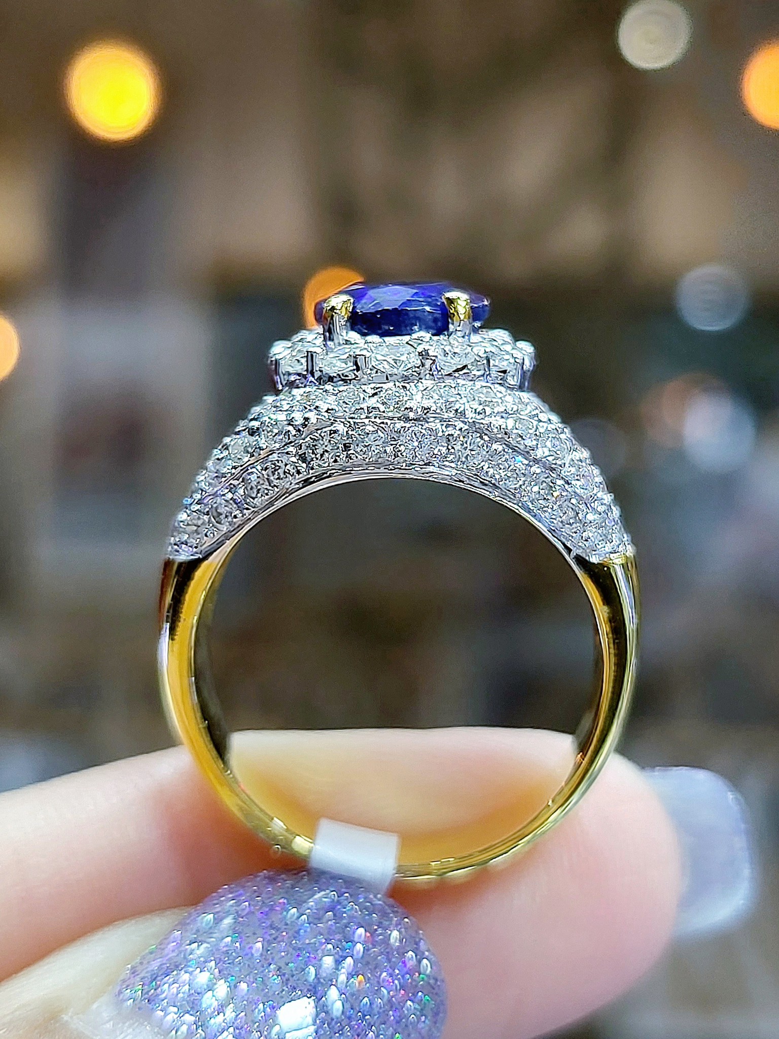 พร้อมส่งและสั่งผลิตแหวนเพชรแท้ พลอยไพลินอัฟริกาเจียล้อมเพชรเบลเยี่ยมด้านหน้าและด้านข้างสวยเต็มโดดเด่น เหมาะทั้งสุภาพบุรุษและสตรี แหวนแต่งงาน แหวนหมั้น ใส่เที่ยว ออกงาน แหวนทองคำ 18K เพชรแท้ 1.50 กะรัต 98 เม็ด ราคาถูกมาก ส่งฟรี