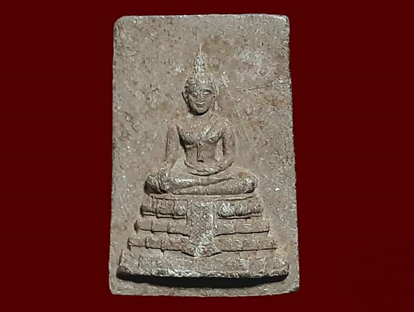 หลวงพ่อแดง วัดราชสิงขร กรุงเทพมหานคร ปี 2520 เนื้อผงผสมว่าน ขนาด 2 x 3 cm.