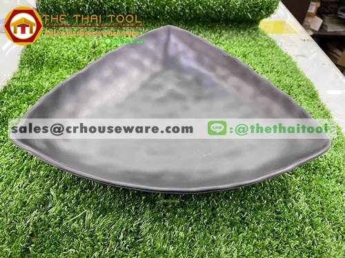 จานลึกทรงสามเหลี่ยมลายหิน 12 นิ้ว สีดำ