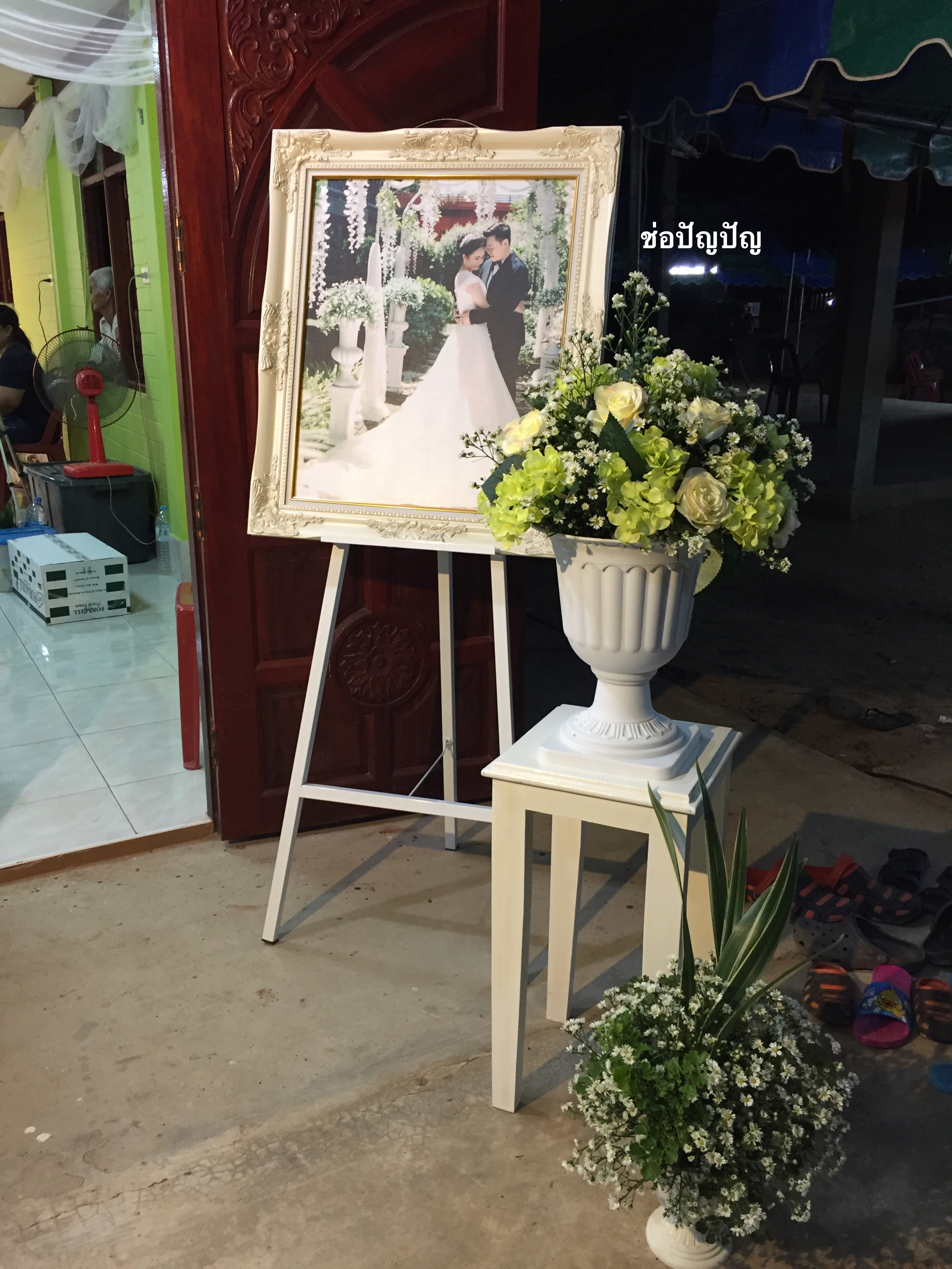 สถานที่หลั่งน้ำสังข์,แบคดรอปหลั่งน้ำสังข์ โทนขาวเขียว