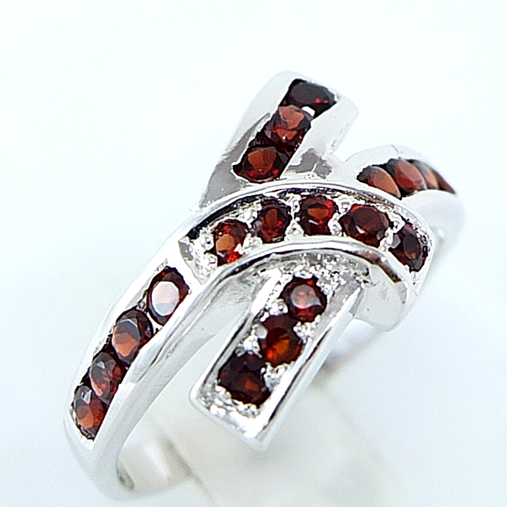 แหวนเงินแท้ราคาถูกชุบทองคำขาว พลอยแท้โกเมนเม็ดกลาง 0.66 กะรัต เม็ดข้าง 0.12 กะรัต งานประณีตสวยงาม สั่งผลิตค่ะ