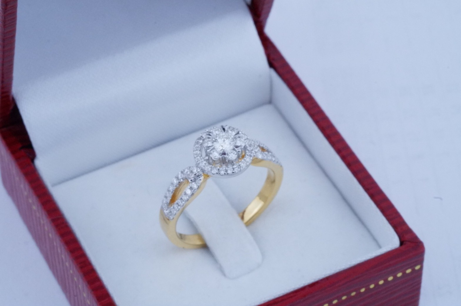 สั่งผลิตเพชรเบลเยี่ยมคัท แหวนแต่งงาน แหวนหมั้น ใส่เที่ยว ออกงาน แหวนทองคำ 18K เพชรแท้ 0.50 กะรัต 4.23 กรัม น้ำ 99 ราคาถูกมาก มีใบรับประกันค่ะ