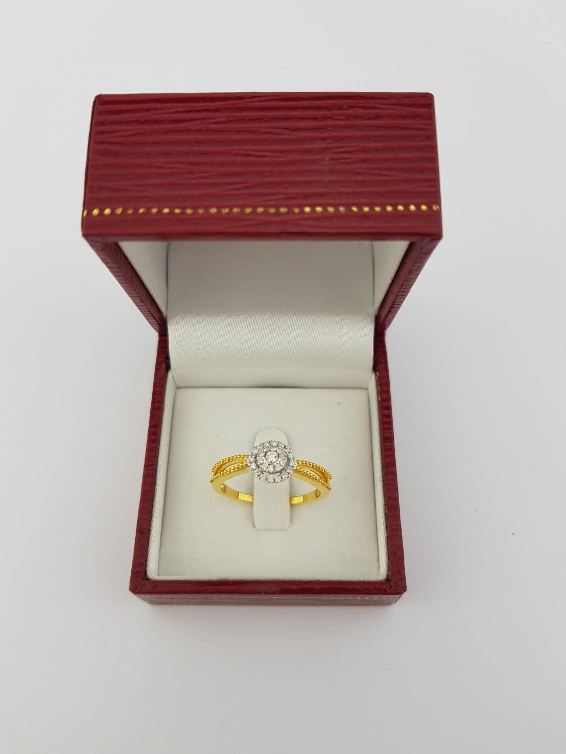 สั่งผลิตเพชรเบลเยี่ยมคัท แหวนแต่งงาน แหวนหมั้น ใส่เที่ยว ออกงาน แหวนทองคำ 18K เพชรแท้ 0.24 กะรัต 2.56 กรัม น้ำ 99 ราคาถูกมาก มีใบรับประกันค่ะ