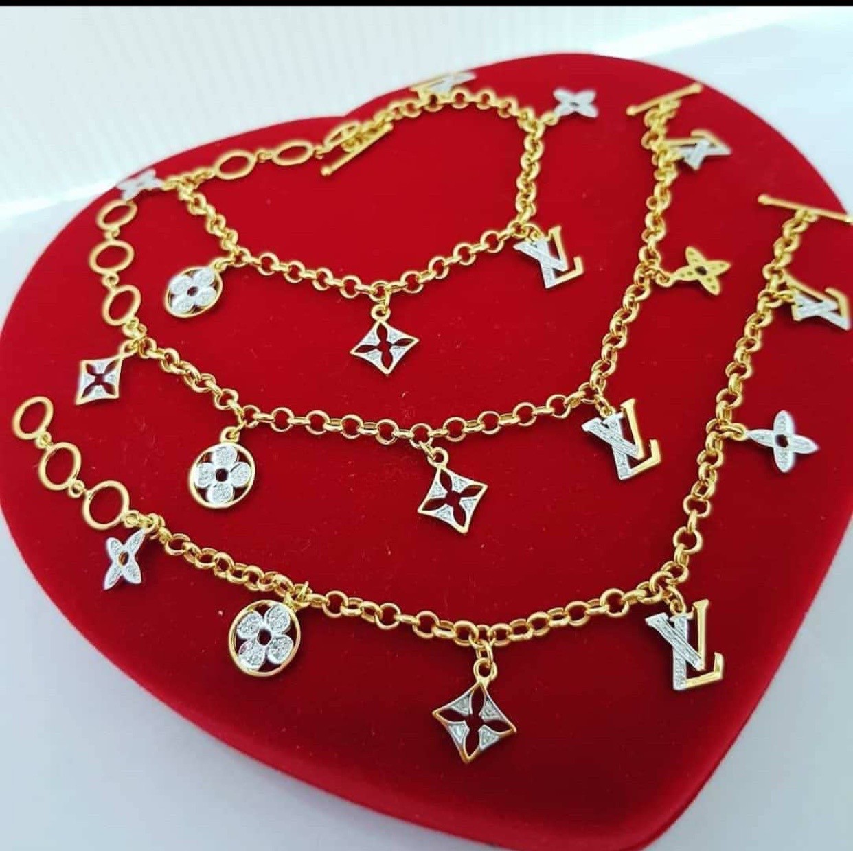 พร้อมส่งและสั่งผลิตสร้อยข้อมือทองเพชรแท้LV แต่งงาน หมั้น ใส่เที่ยว ออกงาน ทองคำ 9K เพชรกุหลาบแท้ 0.32 กะรัต 46 เม็ด ราคาถูกมาก ส่งฟรี