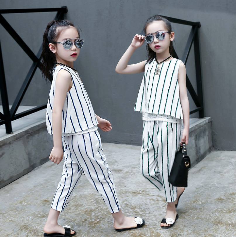 เซ็ตเสื้อแขนกุดลายทาง สีขาว+กางเกงสามส่วน