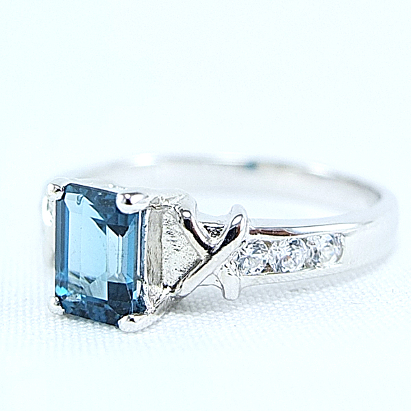 แหวนเงินแท้ราคาถูกชุบทองคำขาว ลอนดอนบลูโทปาซแท้ 1.25 กะรัต เพชรCZ 0.18 กะรัต งานประณีตสวยงาม สั่งผลิตค่ะ