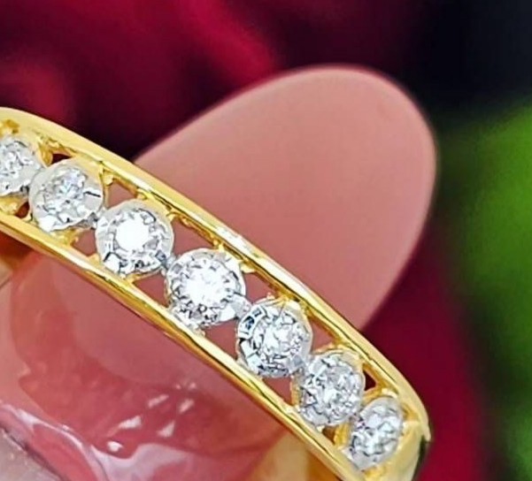 พร้อมส่งและสั่งผลิตแหวนเพชรแถว แหวนแต่งงาน แหวนหมั้น ใส่เที่ยว ออกงาน แหวนทองคำ 9K เพชรเกสรแท้ 0.14 กะรัต 7 เม็ด ราคาถูกมาก ส่งฟรี
