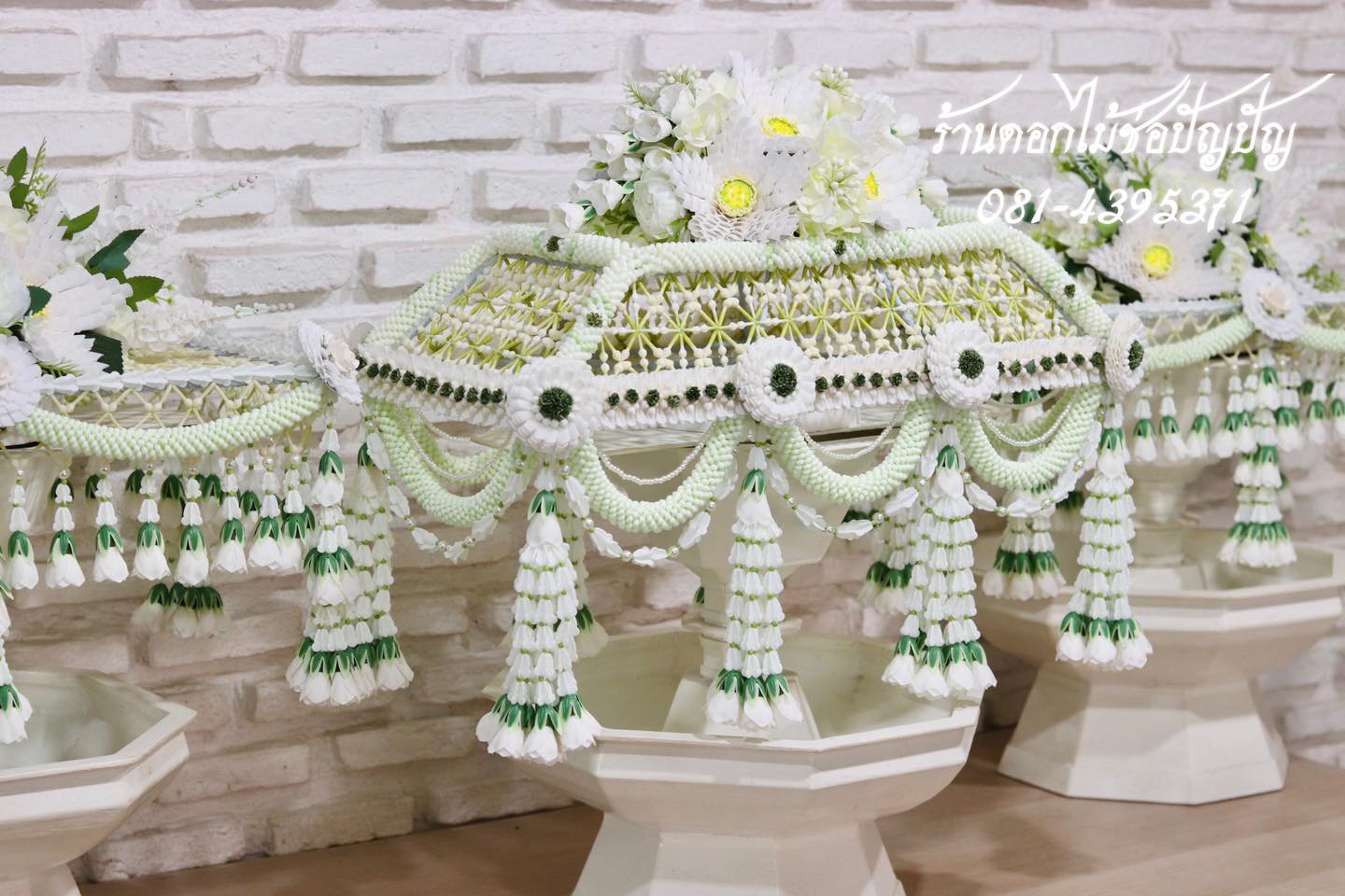 เครื่องบวชดอกไม้ประดิษฐ์สีขาว ไตรทรงเตี้ย