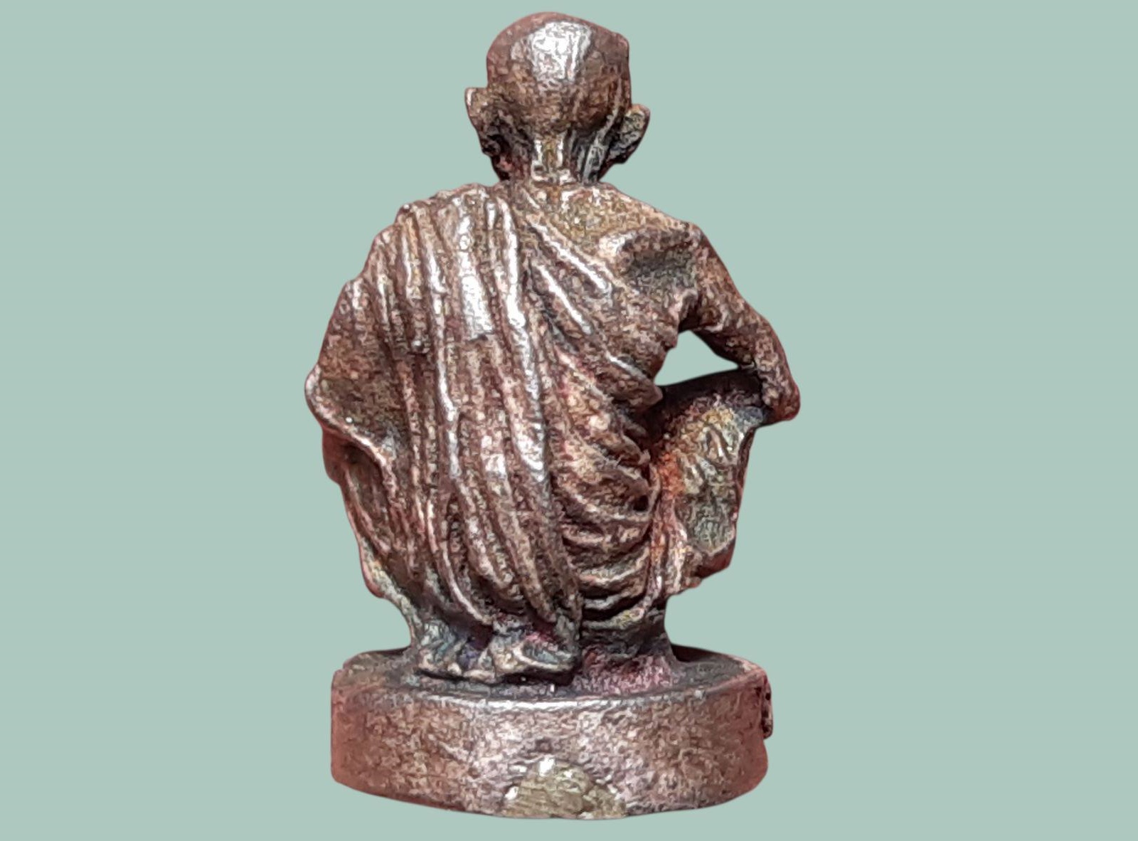 รูปเหมือน หลวงพ่อคูณ ปริสุทฺโธ วัดบ้านไร่ จ.นครราชสีมา นั่งยอง เสาร์ 5 เนื้อเงิน ปี 2536 พิมพ์เล็ก