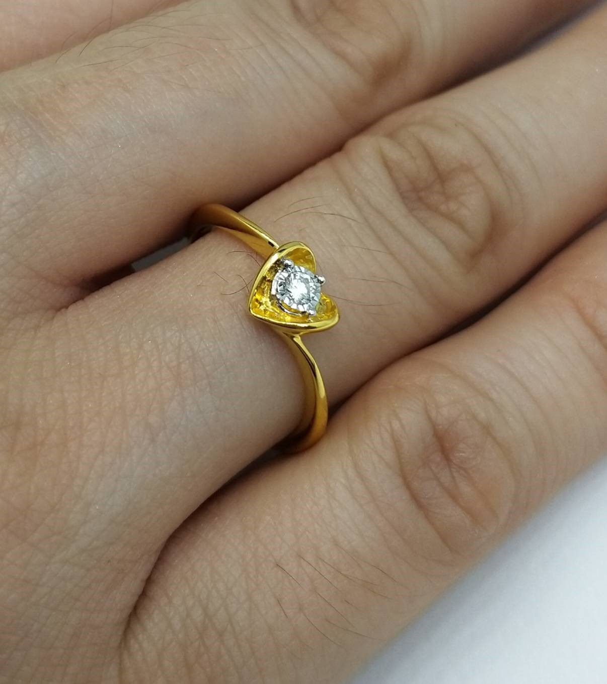 สั่งผลิตเพชรเบลเยี่ยมคัท แหวนแต่งงาน แหวนหมั้น ใส่เที่ยว ออกงาน แหวนทองคำ 18K เพชรแท้ 0.05 กะรัต 2.22 กรัม น้ำ 99 ราคาถูกมาก มีใบรับประกันค่ะ