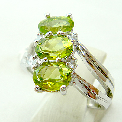 แหวนเงินแท้ราคาถูกชุบทองคำขาว เพอริดอทแท้ 2.85 กะรัต เพชรCZ 0.12 กะรัต งานประณีตสวยงาม สั่งผลิตค่ะ