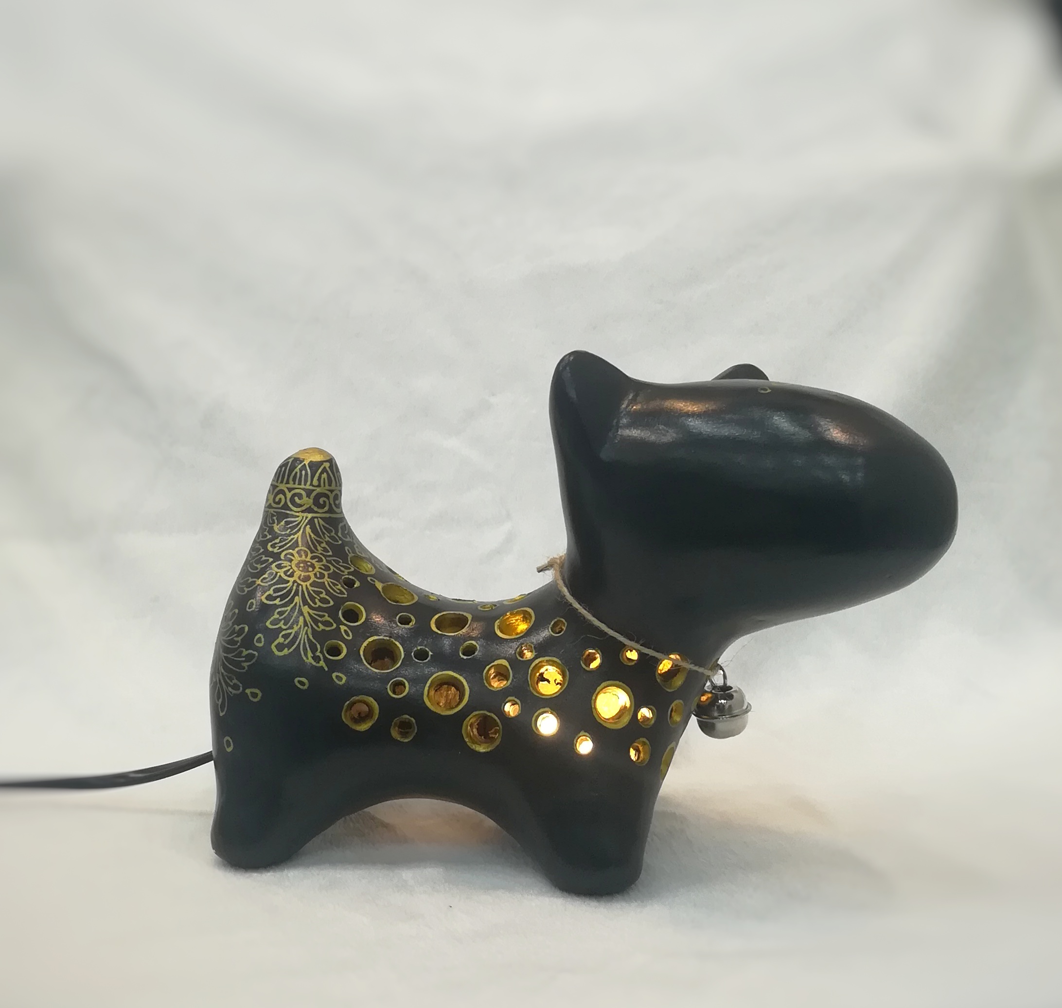 โคมไฟตั้งโต๊ะน้องหมาดำลายทอง สำเนา