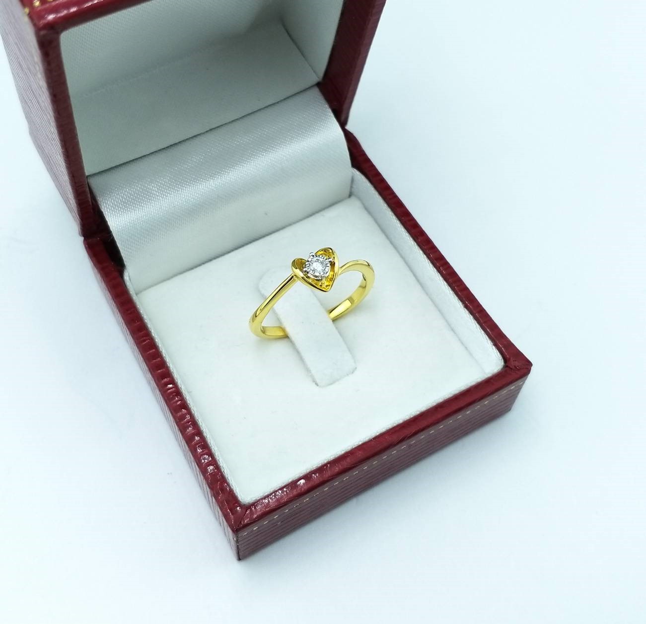 สั่งผลิตเพชรเบลเยี่ยมคัท แหวนแต่งงาน แหวนหมั้น ใส่เที่ยว ออกงาน แหวนทองคำ 18K เพชรแท้ 0.05 กะรัต 2.22 กรัม น้ำ 99 ราคาถูกมาก มีใบรับประกันค่ะ