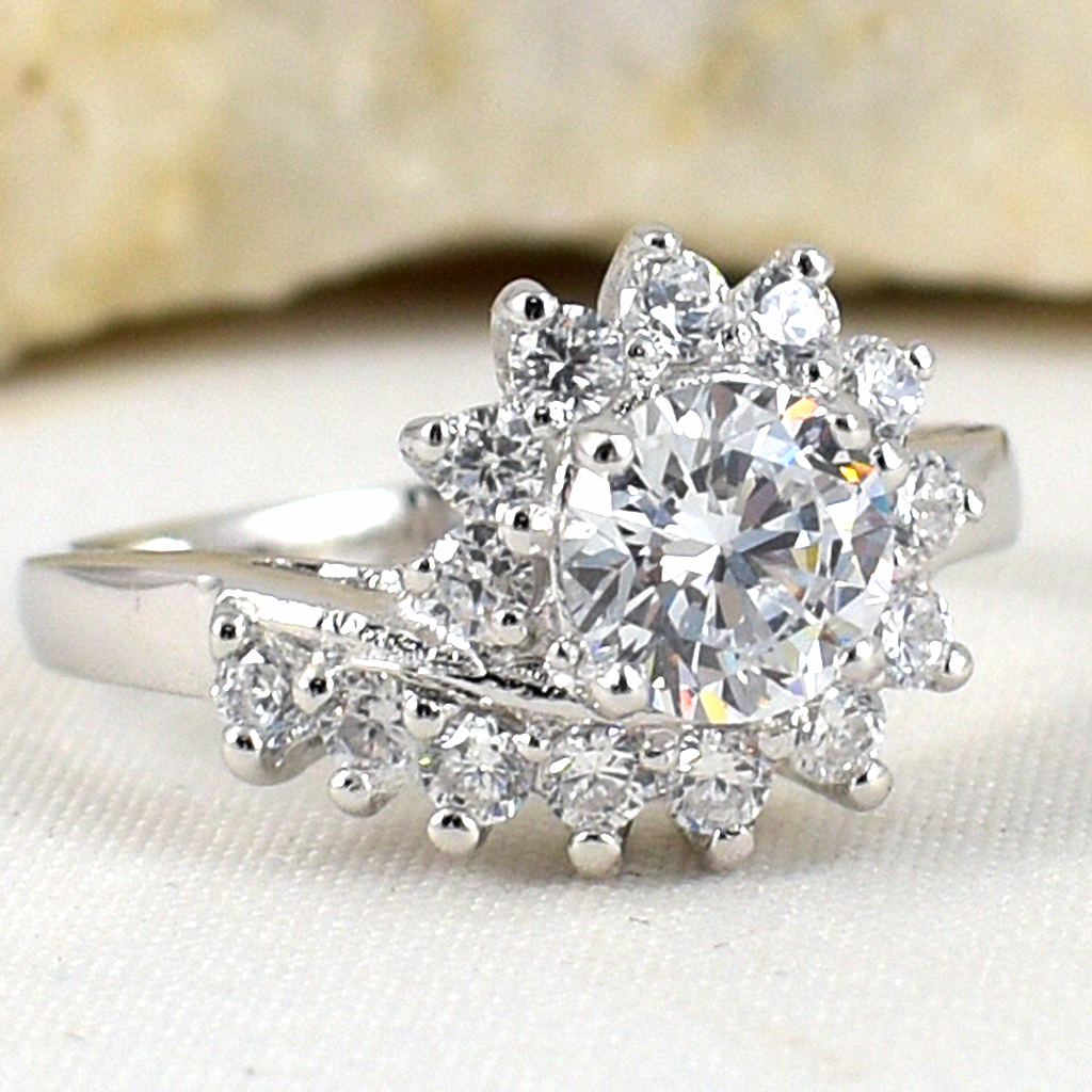 แหวนเงินแท้ราคาถูกชุบทองคำขาว เพชรCZเม็ดกลาง 0.80 กะรัต เพชรCZเม็ดข้าง 0.52 กะรัต งานประณีตสวยงาม สั่งผลิตค่ะ