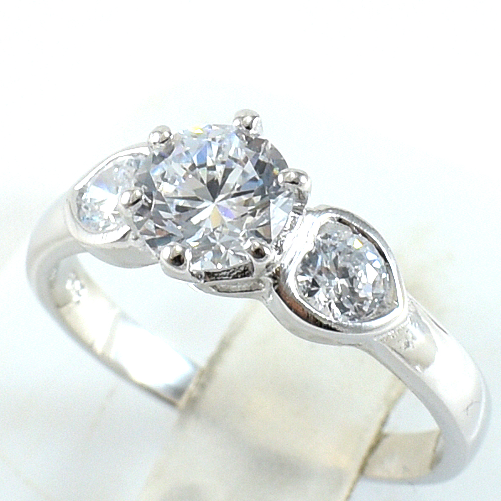 แหวนเงินแท้ราคาถูกชุบทองคำขาว เพชรCZเม็ดกลาง 0.80 กะรัต เพชรCZเม็ดข้าง 0.34 กะรัต งานประณีตสวยงาม สั่งผลิตค่ะ