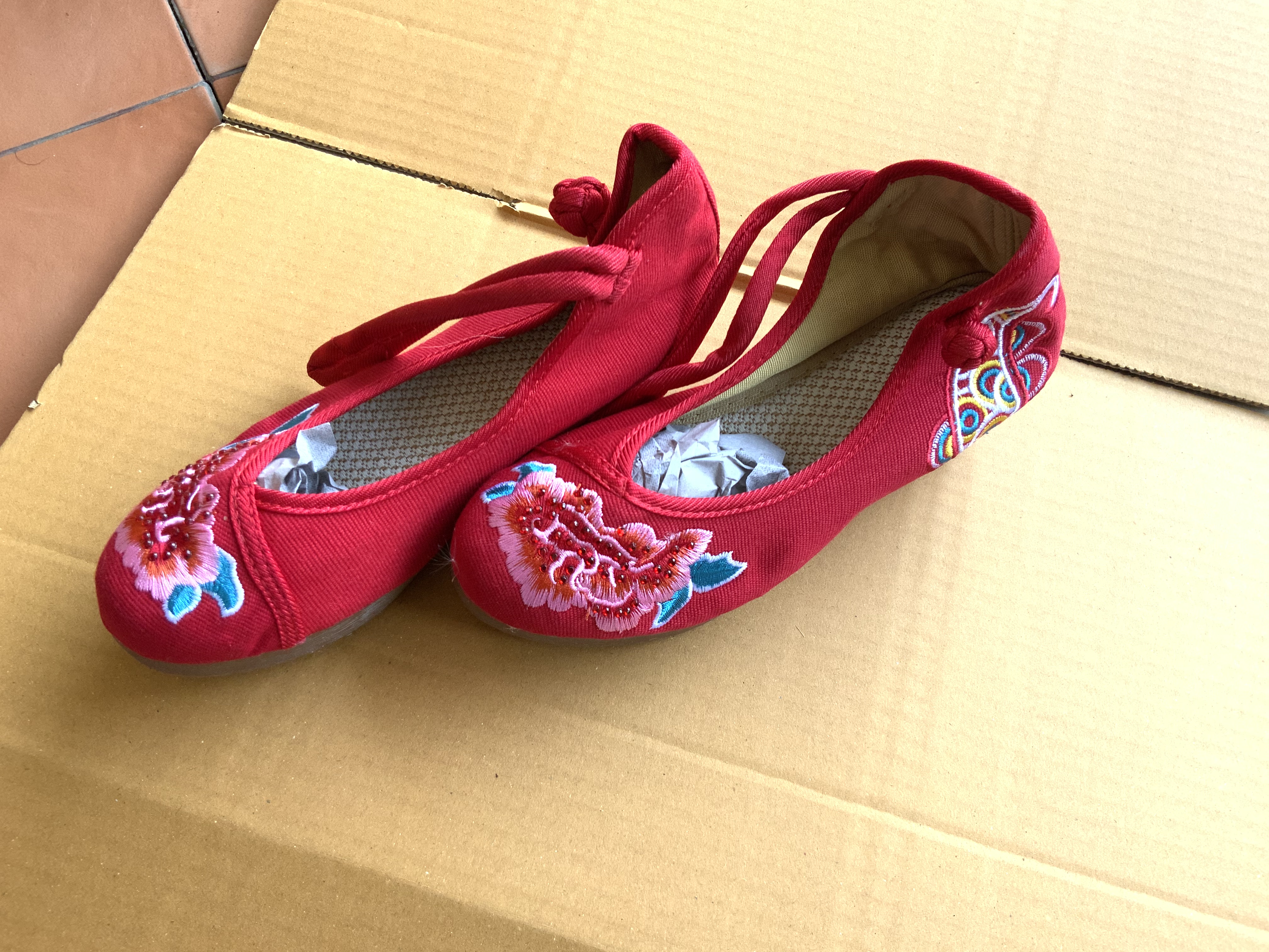 รองเท้าจีน ลายดอก เสริมส้ม