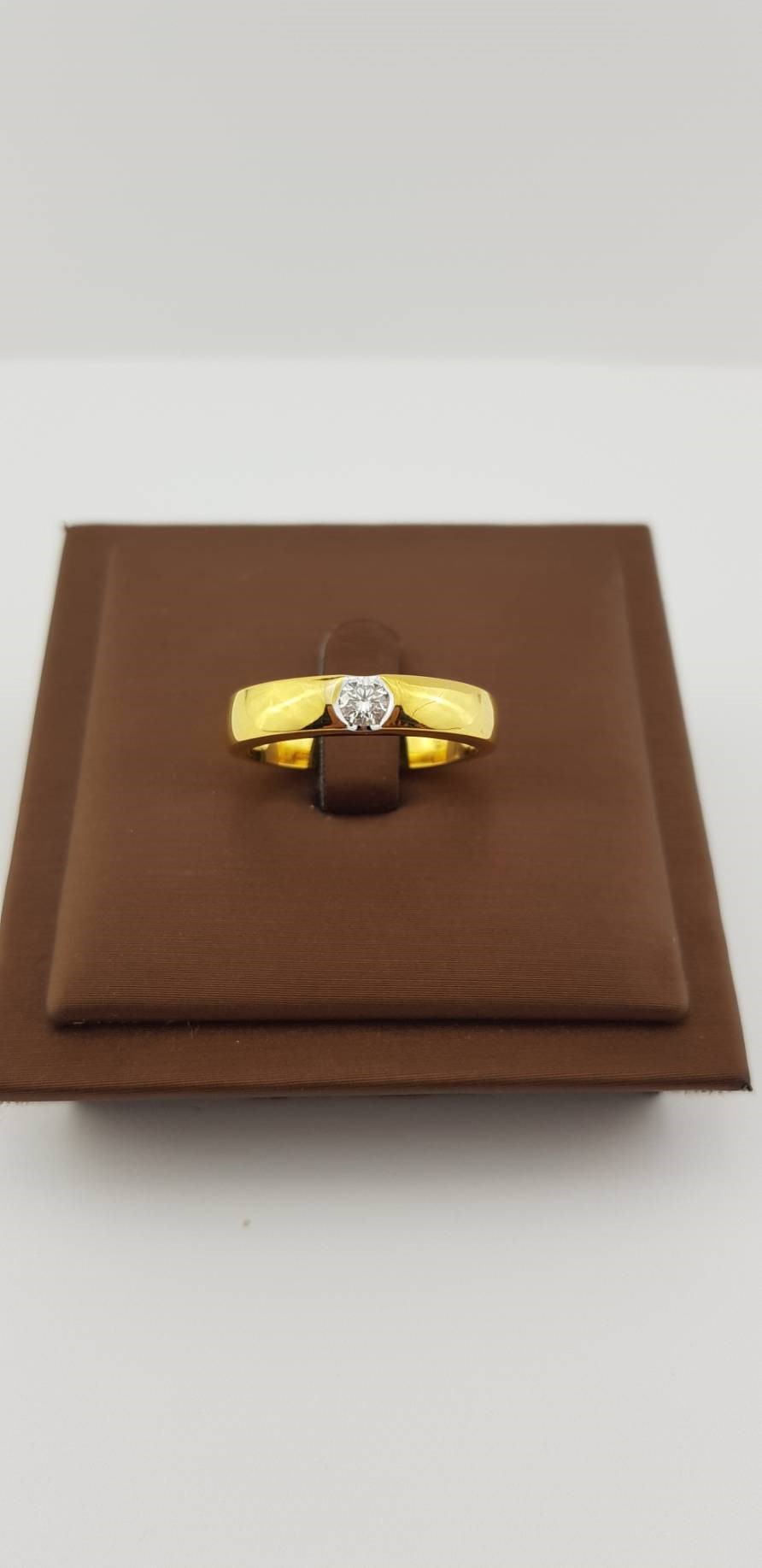 สั่งผลิตเพชรเบลเยี่ยมคัท แหวนแต่งงาน แหวนหมั้น ใส่เที่ยว ออกงาน แหวนทองคำ 18K เพชรแท้ 0.19 กะรัต 5.10 กรัม น้ำ 99 ราคาถูกมาก มีใบรับประกันค่ะ