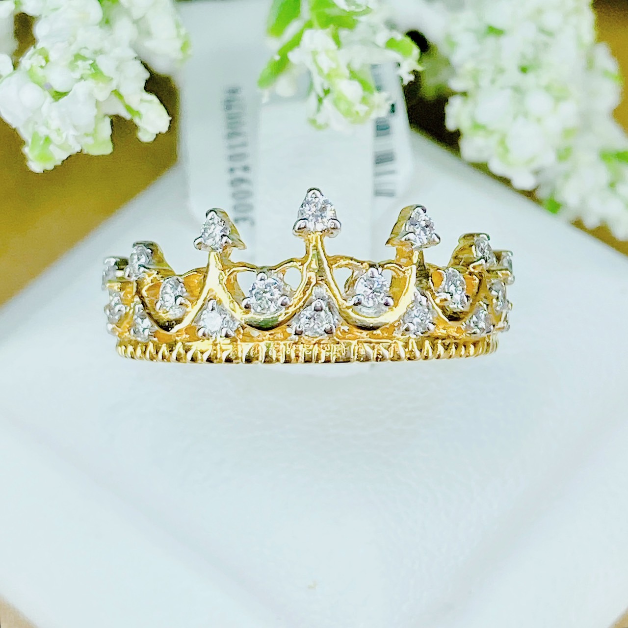 แหวนเพชรดีไชน์มงกุฎTiara diamond ring สวย น่ารัก ดูเจ้าหญิงสุดๆค่ะ ตัวเรือน Yellow Gold เพชรขาวสวยใสเล่นไฟดี
