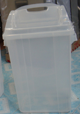 ถังขยะใสทรงสี่เหลี่ยม ฝาแกว่ง 001-562-CL