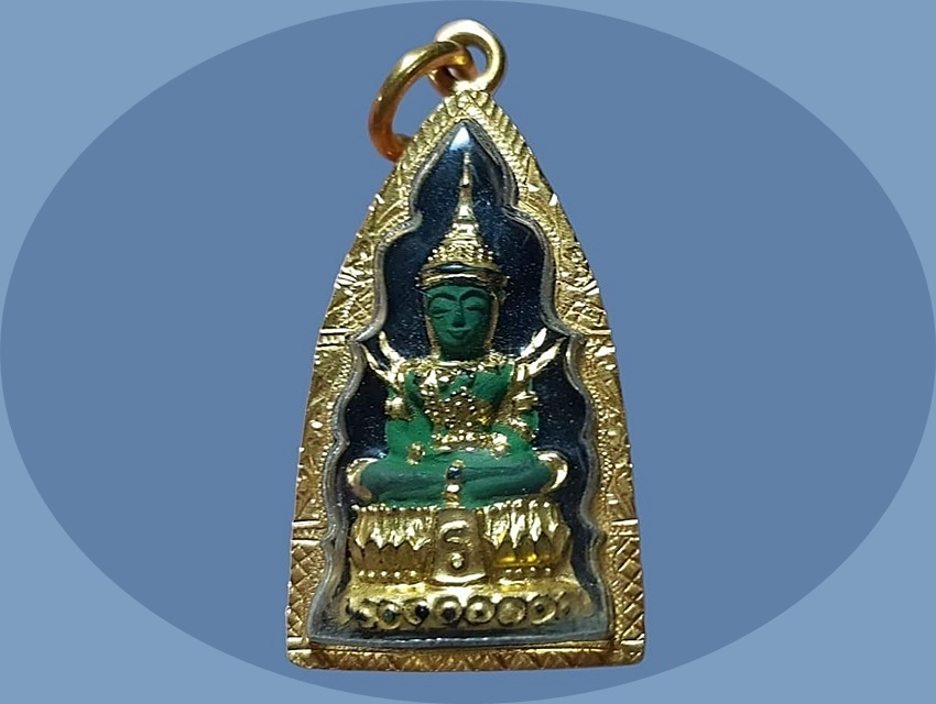 พระแก้วมรกต พระครูศรีฉฬังคสังวร (หลวงพ่อเริ่ม) วัดจุกกะเฌอ ชลบุรี เลี่ยมทองคำ ปี 2512 เนื้อผง ลงสีทอง เขียว ดำ